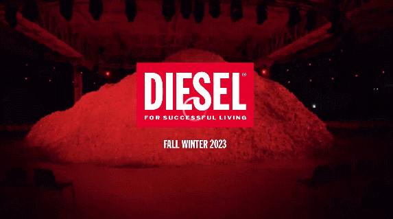 杜蕾斯搬20万盒套套登上米兰时装周，网友反应两极：有人夸艺术有人说不忍直视